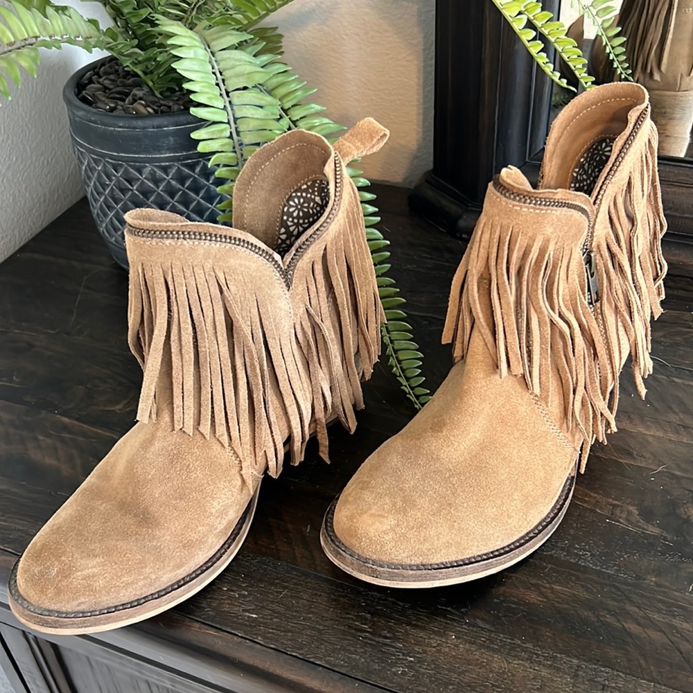 Dingo ankle boots with side zipper in tan suede. Gently worn. Size 7.5 - Picture 1 of 5